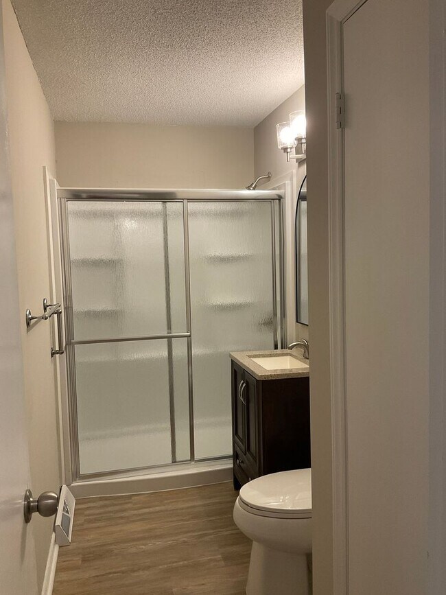 Building Photo - Available Now!! Beautiful 3 Bedroom