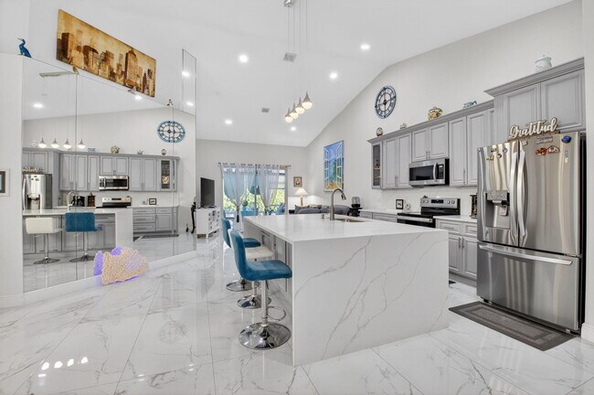 Building Photo - 6247 Heliconia Rd