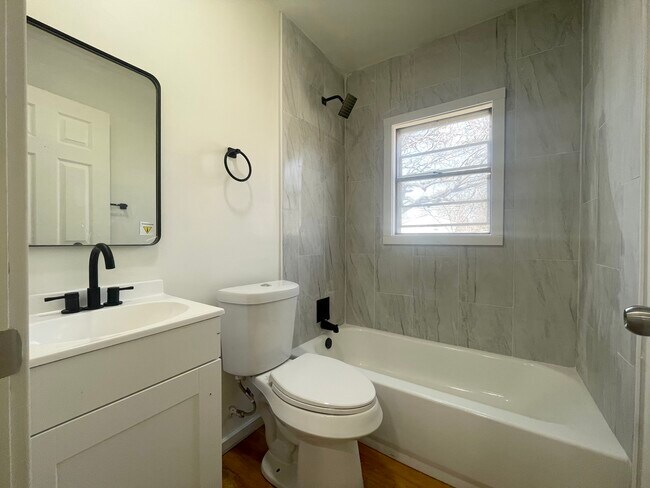 Building Photo - 209 W 2nd St