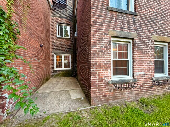 Building Photo - 42 Warren St