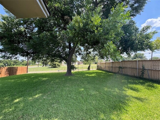 Building Photo - 2206 Norma Dr