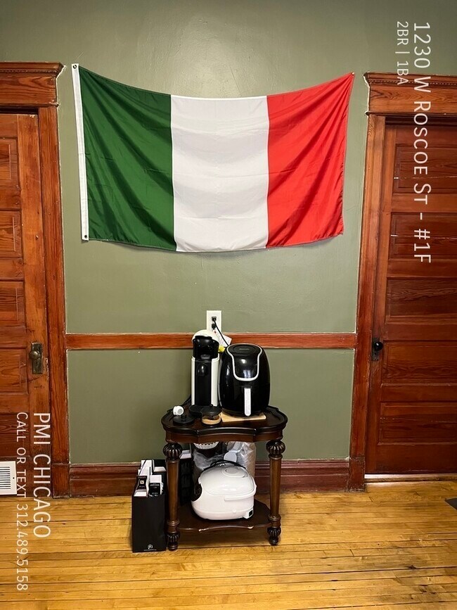 Building Photo - 1230 W Roscoe St