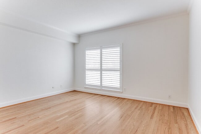Building Photo - Royal Orleans 1-Bed Condo Retreat in Tanglewood