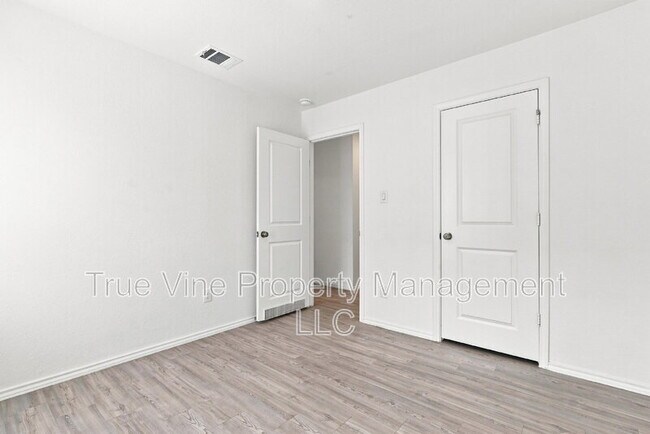 Building Photo - 2906 Millikan Dr