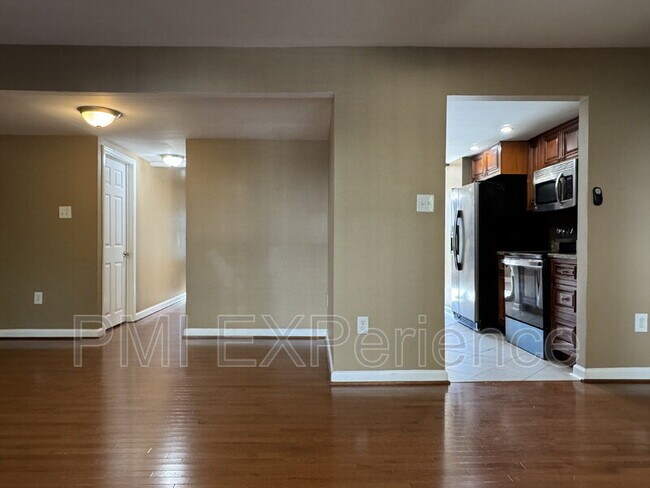 Building Photo - 2067 Chadwick Terrace