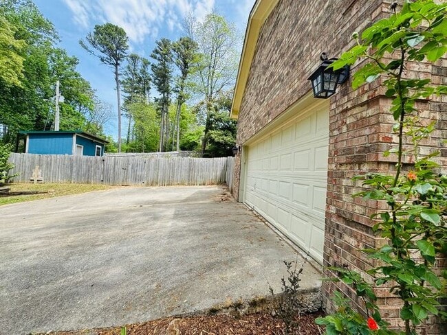 Building Photo - Fenced yard!
