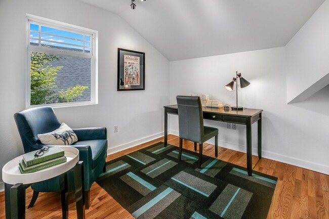 Building Photo - Queen Anne Craftsman - Available September...
