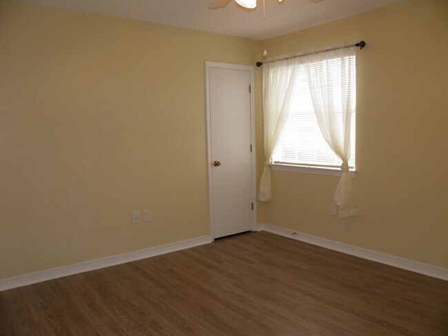 Building Photo - 1843 Whispering Oaks Ln
