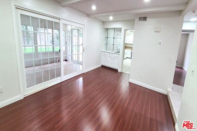 Building Photo - 10000 Hanna Ave