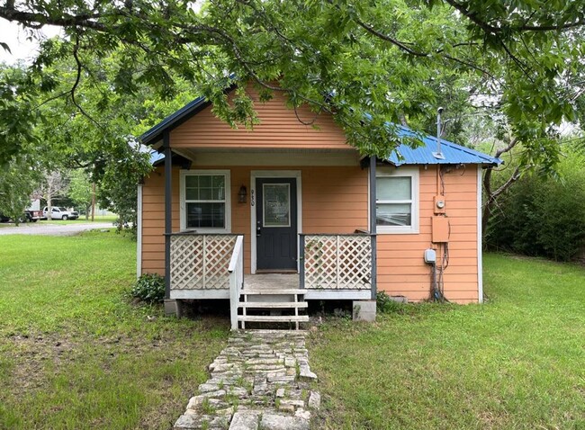 Primary Photo - 930 Red River St