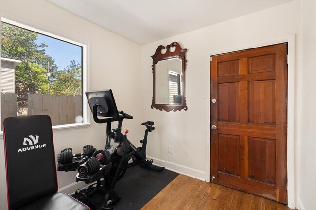 Building Photo - Charming 3 Bedroom Home Near Downtown Savannah with Flex Room & Fenced Yard