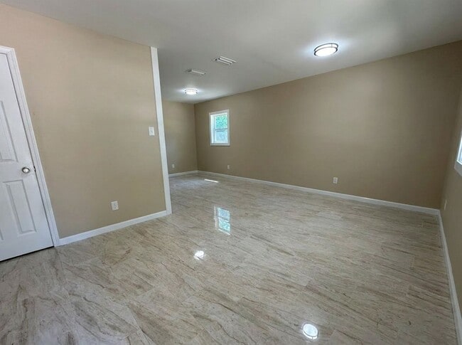 Building Photo - 1255 Amelia Ave