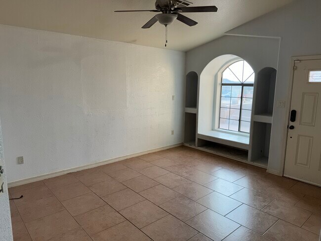 Building Photo - 2615 E Edais St