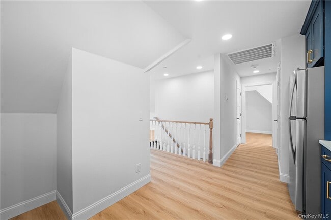 Building Photo - 584 Main St