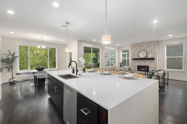 Building Photo - **North-Facing Luxury Home with Sunroom, A/C & Smart Home Features in Sammamish** Available NOW f...