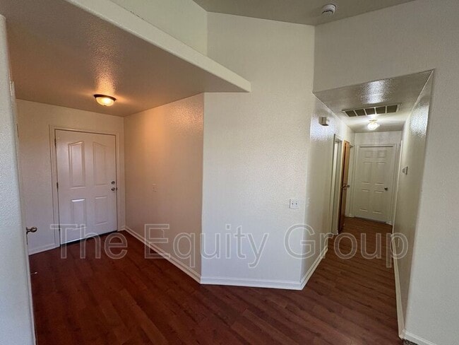 Building Photo - 905 S Laguna St