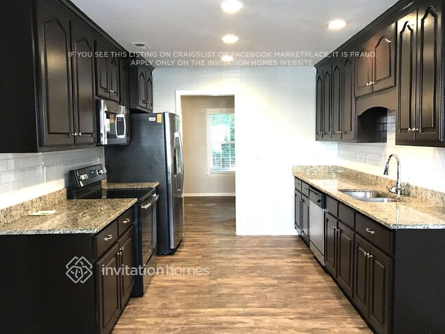 Building Photo - 121 Blackthorne Ct