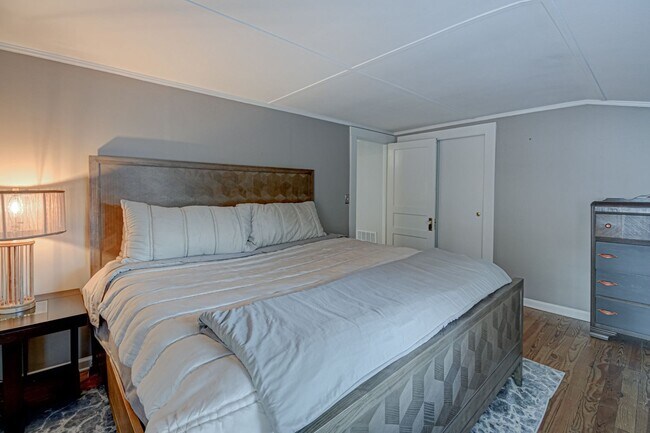 Building Photo - Washington Park 3BR 2Bth Home - available now for both short or long term lease