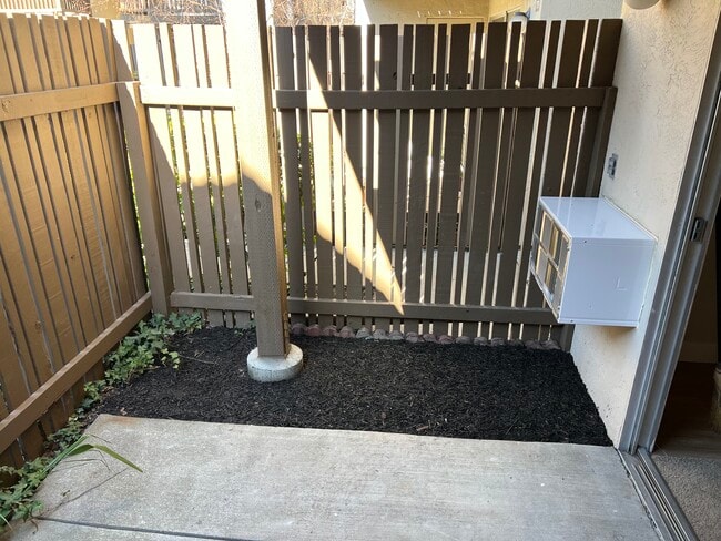 Building Photo - 2742 Oak Rd