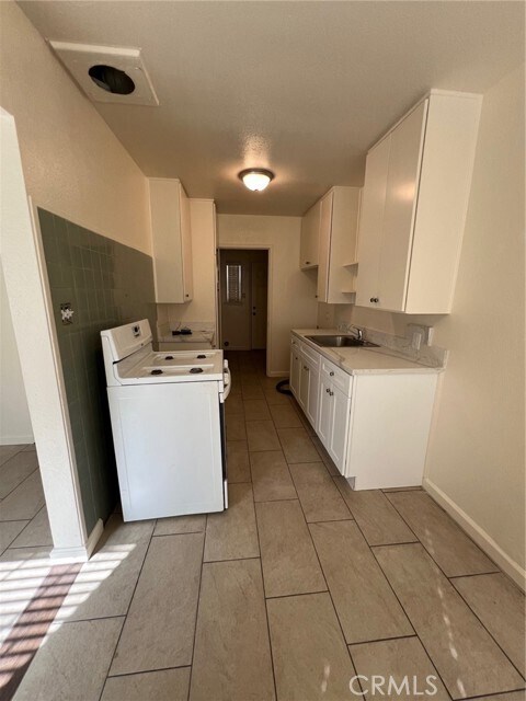 Building Photo - 635 W 17th St