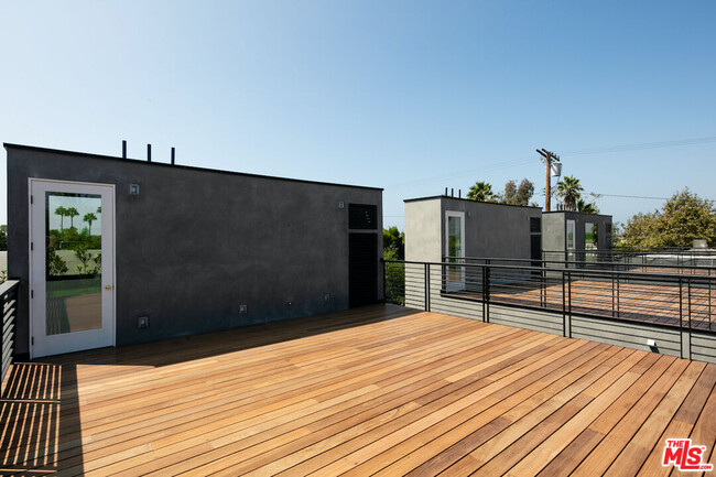 Building Photo - 633 Palms Blvd