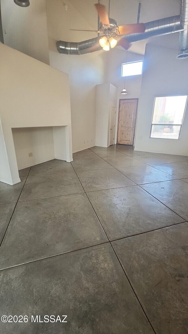 Building Photo - 3075 N Presidio Park Pl