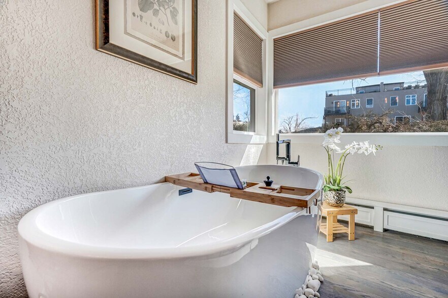 Freestanding soaking tub - 2022 Woodburn St