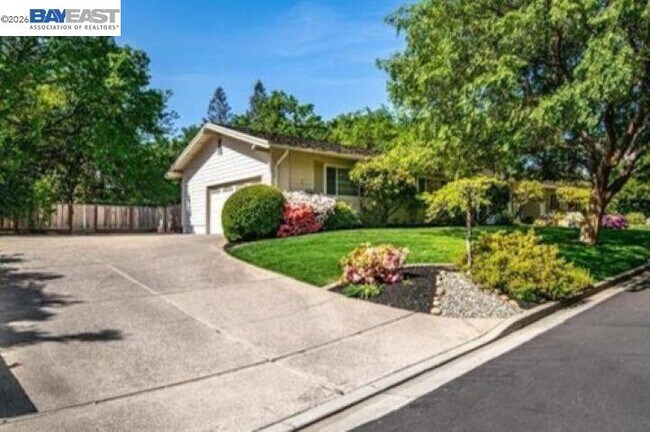 Building Photo - 2402 Royal Oaks Dr