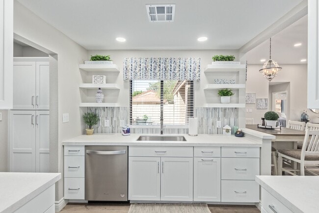 Building Photo - Mesa 2 Bed/ 2 Bath Fully Furnished Townhome