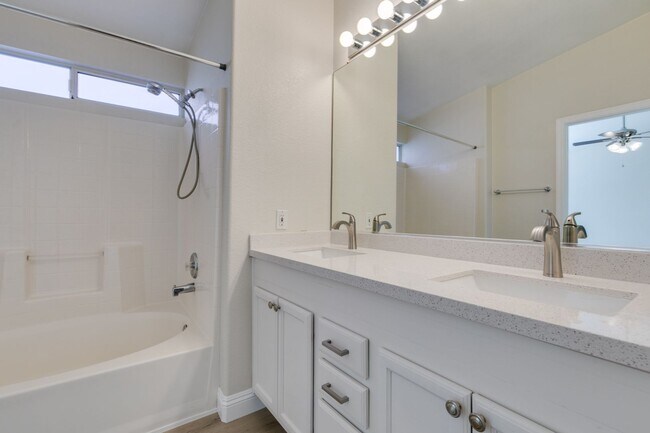 Building Photo - Stunning 3 bedroom, 2 bathroom house located in Silverado Ranch.