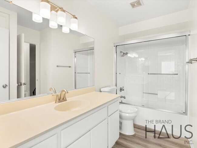 Building Photo - 2.5 Bed + 1.5 Bath + 2 Car Garage + Centra...