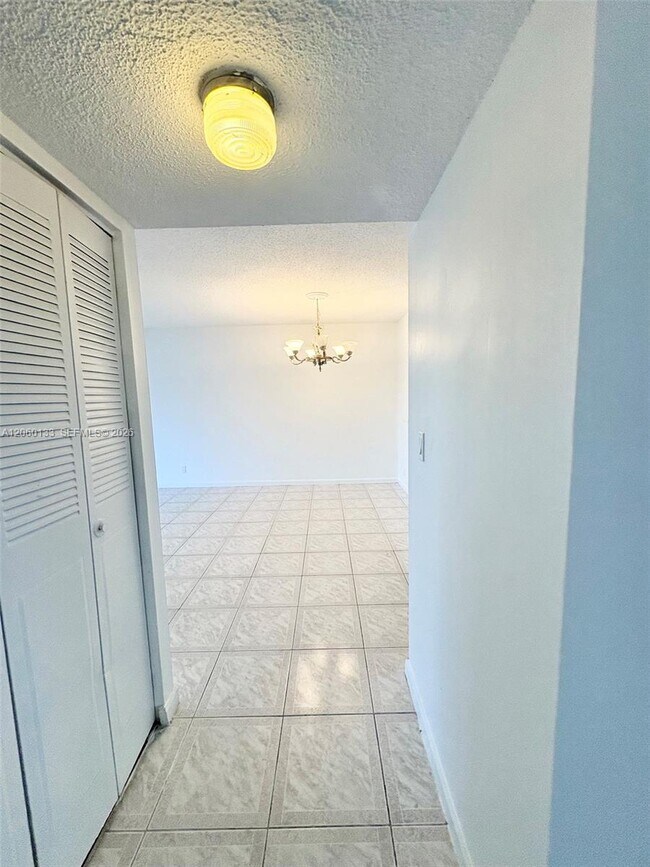 Building Photo - 5011 W Oakland Park Blvd