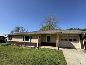 Building Photo - Large 3 bedroom 1 bath close to everything!