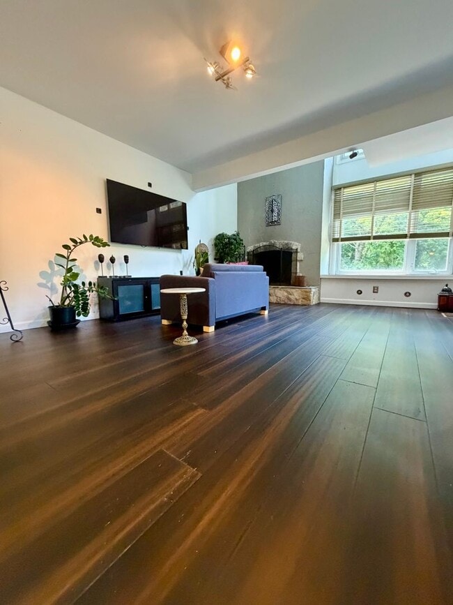 Building Photo - Stunning 2-Bedroom in Newtown Square! Available NOW!
