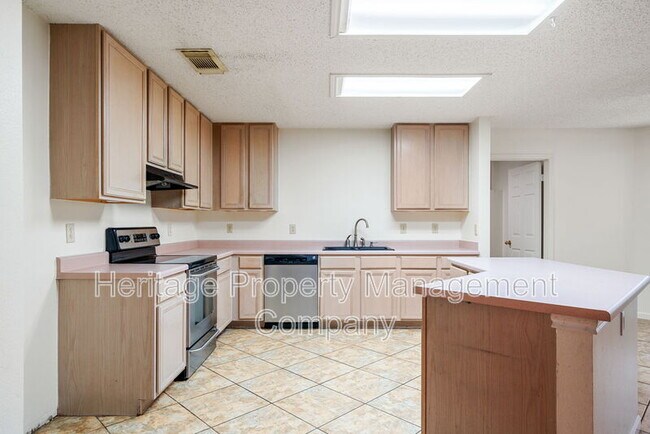Building Photo - 17427 Sapphire Rim Dr