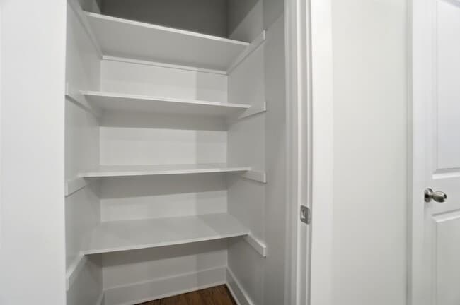 Building Photo - Modern Townhome in the Heart of Plaza Midw...