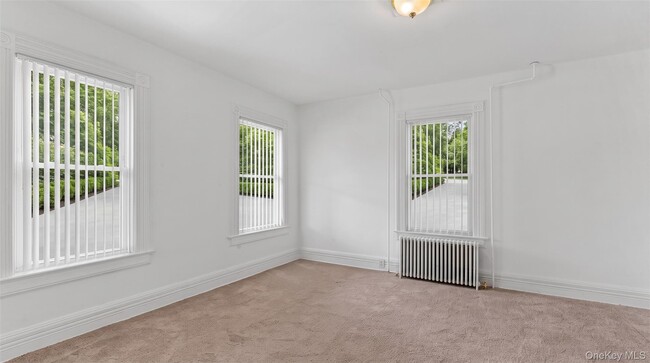 Building Photo - 376 Montauk Hwy