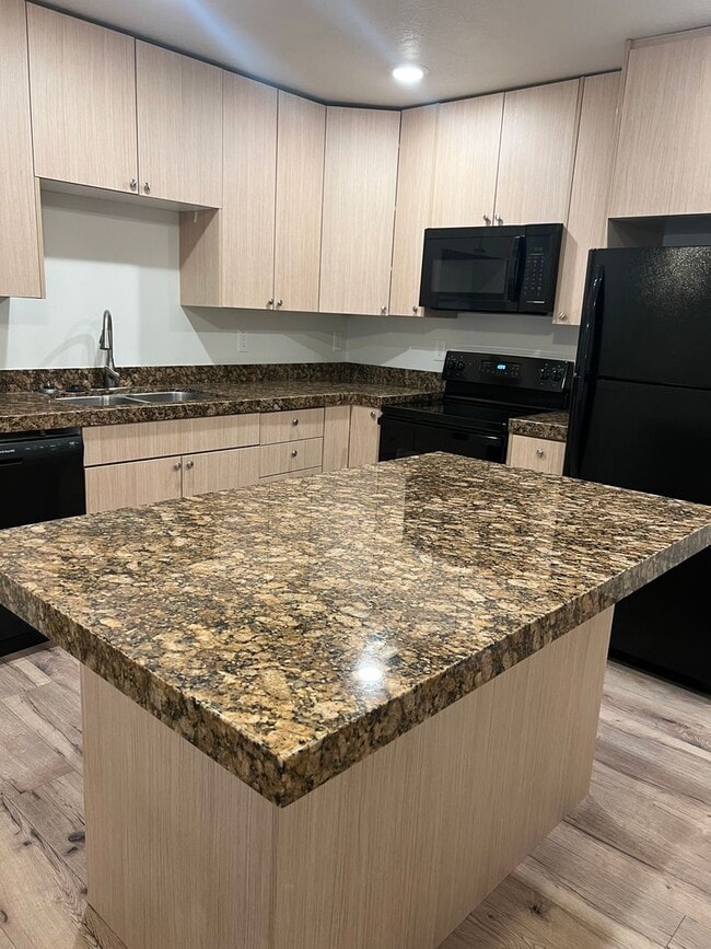 Building Photo - Pet Friendly Townhome