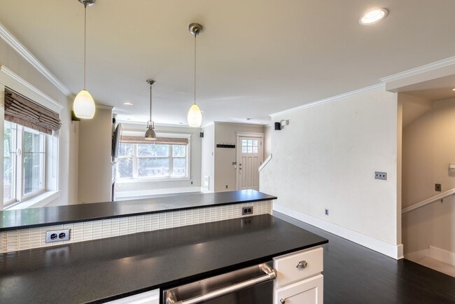 Building Photo - Capitol Hill Townhouse