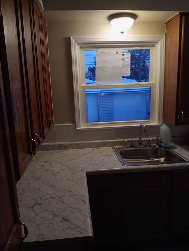 Building Photo - Newly remodeled 2 bedroom house with basem...