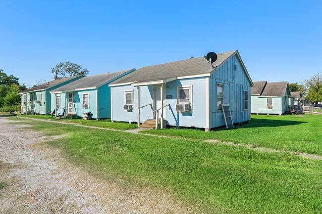 Building Photo - 331 9th St N