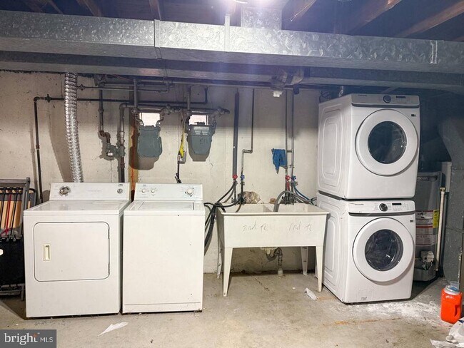 Building Photo - 7028 Valley Ave