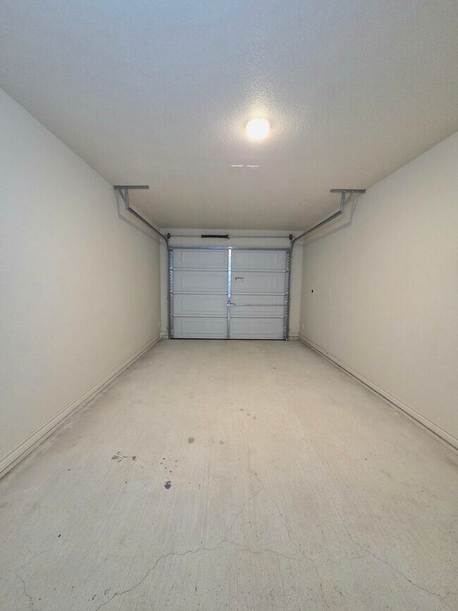 Building Photo - AVAILABLE NOW! (SECTION 8 ACCEPTED)