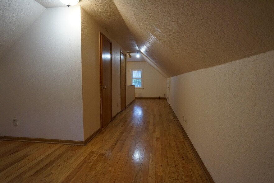 upper loft bath and walk-in closet - 3427 Shirley Rd