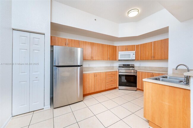 Building Photo - 2851 Riverside Dr