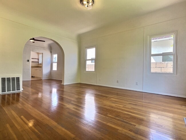 view from front door entrance to living room and dining room. - 545 N Vista St