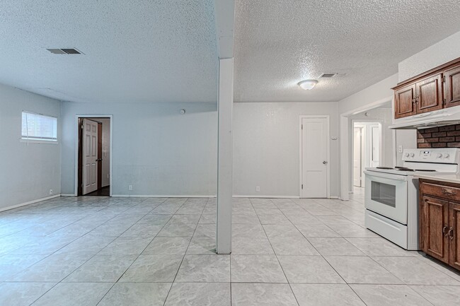 Building Photo - 3 Bed 2 Bath in OKC!