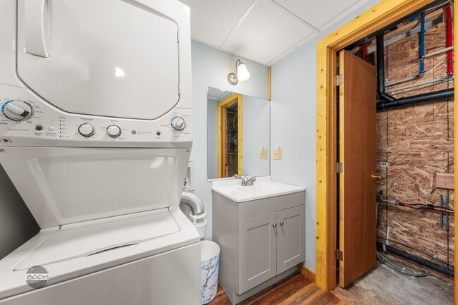 Building Photo - 8153 Stewart Mountain Dr