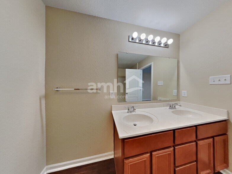 Building Photo - 1622 Carriage Cir