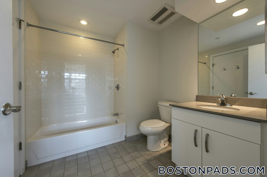 Building Photo - 601 Albany St